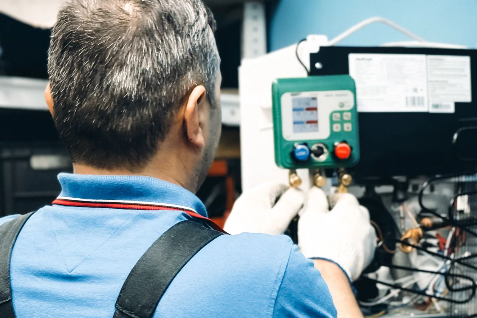 Technik wykonujący diagnostykę układu klimatyzacji