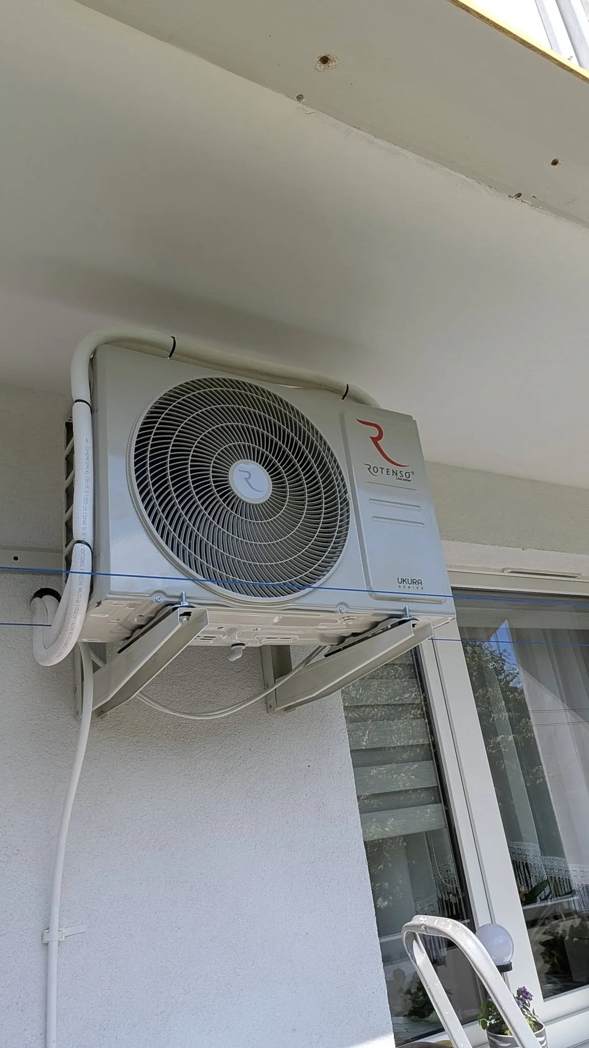 Jednostka zewnętrzna klimatyzatora Rotenso zamontowana na balkonie