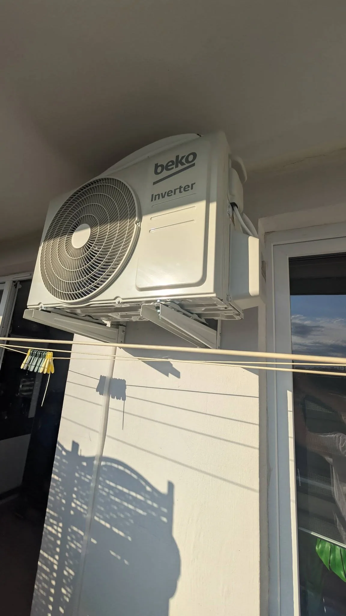 Jednostka zewnętrzna klimatyzatora Beko zamontowana na balkonie
